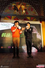 组图：韩庚前导画册狂热签售 粉丝蜂拥而至