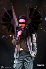 幻灯图：陈奕迅个唱雷人造型不断 否认与妻子离婚