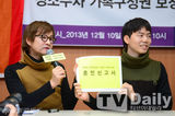组图：韩导演与伴侣十指紧扣敦促同性婚姻合法