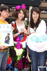 幻灯图：杨丞琳获赠G奶蛋糕 粉丝祝其拥有傲人胸部