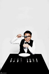 组图：陈奂仁手拿刀叉解析音乐鬼马搞怪