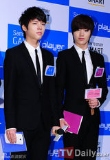 组图：韩团INFINITE参加代言品牌一日售货员活动