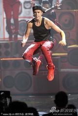 组图：2012全美音乐奖比伯擒三奖 众星热力演出