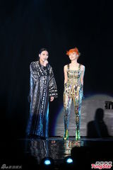 组图：孙燕姿橙发亮眼披黄金甲 许美静助阵