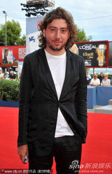 组图：《背叛》首映 两女星极尽妖娆红毯斗艳