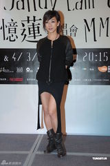 组图：林忆莲香港演唱会落幕 首度表演吉他弹唱