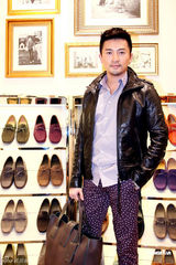 组图：苏有朋帅气代言 留胡子显成熟男人魅力