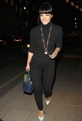 组图：莉莉-艾伦伦敦黑衣夜行 挂件显时尚范儿