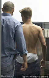 组图：比伯半裸过海关 裤子掉半截露底裤显邋遢