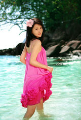 组图：郑亦桐写真艳丽迷人 笑容温暖散发春日气息