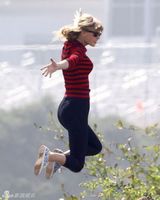 组图：泰勒空中弹跳孩子气 蓝色短裙修长美腿