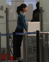 组图：倪妮机场素颜如路人 遭遇脱鞋检查无奈配合