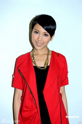 幻灯图：众艺人录制《劲歌金曲》 喜庆装扮迎新年