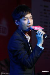 组图：郭书瑶秀热舞拉票有方 吴克群与粉丝亲密接触 