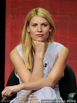 组图：《国土安全》记者会克莱尔-丹尼斯深V裙