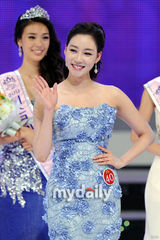 组图：2011韩国小姐新任冠军出炉 申贤俊刘善主持