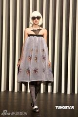 幻灯图：世界比基尼小姐冠军香港走秀呈现简约时尚