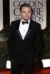 高清图：69届金球奖红毯莱昂纳多黑色西装亮相