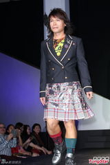 组图：伍佰着及膝裙压轴走秀 杨乃文飘逸相伴