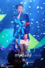 组图：BigBang成员GD开唱 秀劲舞大汗淋漓