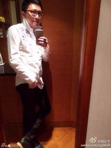 组图：《康熙》红人赵哥变型男 邪魅一笑自拍