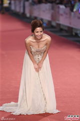 组图：金钟奖红毯 阿ken跳跃吴怡霈大方晒胸