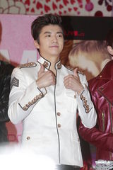 组图：韩国组合2PM抵港 击掌会与歌迷同乐