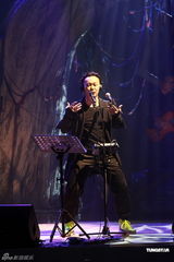 高清组图：陈奕迅香港开唱 靠唱功长裤T恤也疯狂