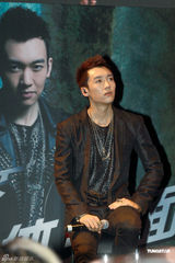 组图：王野发片秀肌肉 母亲带家常菜抵京支持