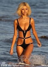 组图：雏妓门女星德哈尔三点式秀豪乳蜂腰盈握