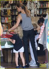 组图：朱莉带孩子逛书店 一家人牵手过街显温馨