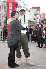 罗志祥新书大卖欲购名车 罗妈捐两百万做公益(图)