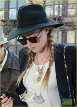 组图：德普贴心搀扶女友 艾梅柏麻花辫俏皮可爱