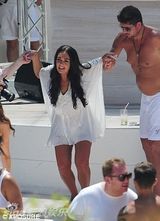 组图：F1总裁千金大婚奢靡派对 吻同性入水走光