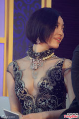 吕佳容透视低胸装抢镜 陈乔恩上手验货：好大