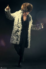 组图：许诺人造皮草硬汉造型 呼吁保护动物