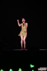 组图：S.H.E开唱上演变装秀 劲歌热舞high不停