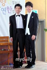 组图：韩名导宣布与同性恋人举行婚礼现场热吻