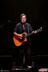 组图：罗大佑登台献唱经典 歌迷如痴如醉