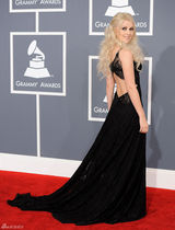 高清图：格莱美红毯米卡-纽顿黑色长裙妩媚动人