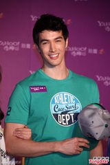 组图：锦荣担任代言人自曝尺寸大衣服不好买