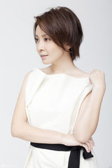 组图：刘威葳演绎黑白无间主题大片 秀干练御姐风