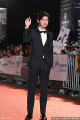 组图：金钟红毯陈柏霖亮相 笑容满面引粉丝尖叫