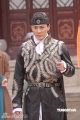 幻灯图：容祖儿新片造型搞怪 与阿Sa(蔡卓妍)亲热如姐妹花