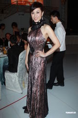 组图：历任港姐聚首 朱玲玲赞张名雅皮肤好