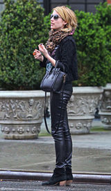 高清组图：艾玛-罗伯兹现身纽约 和男友人亲密