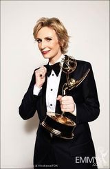 组图：第63届艾美奖主持人简-林奇宣传照