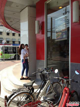 组图：《梦之声》女歌手艾菲坐宝马疑有私生女