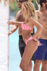 组图：超模坎蒂丝海边拍写真 性感比基尼上阵