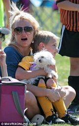 组图：布兰妮搂儿子亲密母爱泛滥 与前夫同场